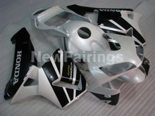 Laden Sie das Bild in den Galerie-Viewer, Black and Pearl White Factory Style - CBR600RR 05-06 Fairing