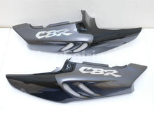 Laden Sie das Bild in den Galerie-Viewer, Grey and Black Factory Style - CBR 900 RR 96-97 Fairing Kit