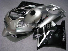 Laden Sie das Bild in den Galerie-Viewer, Silver and Black Factory Style - CBR600 F2 91-94 Fairing Kit