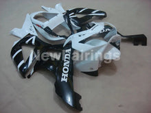 Laden Sie das Bild in den Galerie-Viewer, White and Black Factory Style - CBR 929 RR 00-01 Fairing Kit