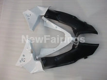 Laden Sie das Bild in den Galerie-Viewer, White and Silver Factory Style - CBR 929 RR 00-01 Fairing